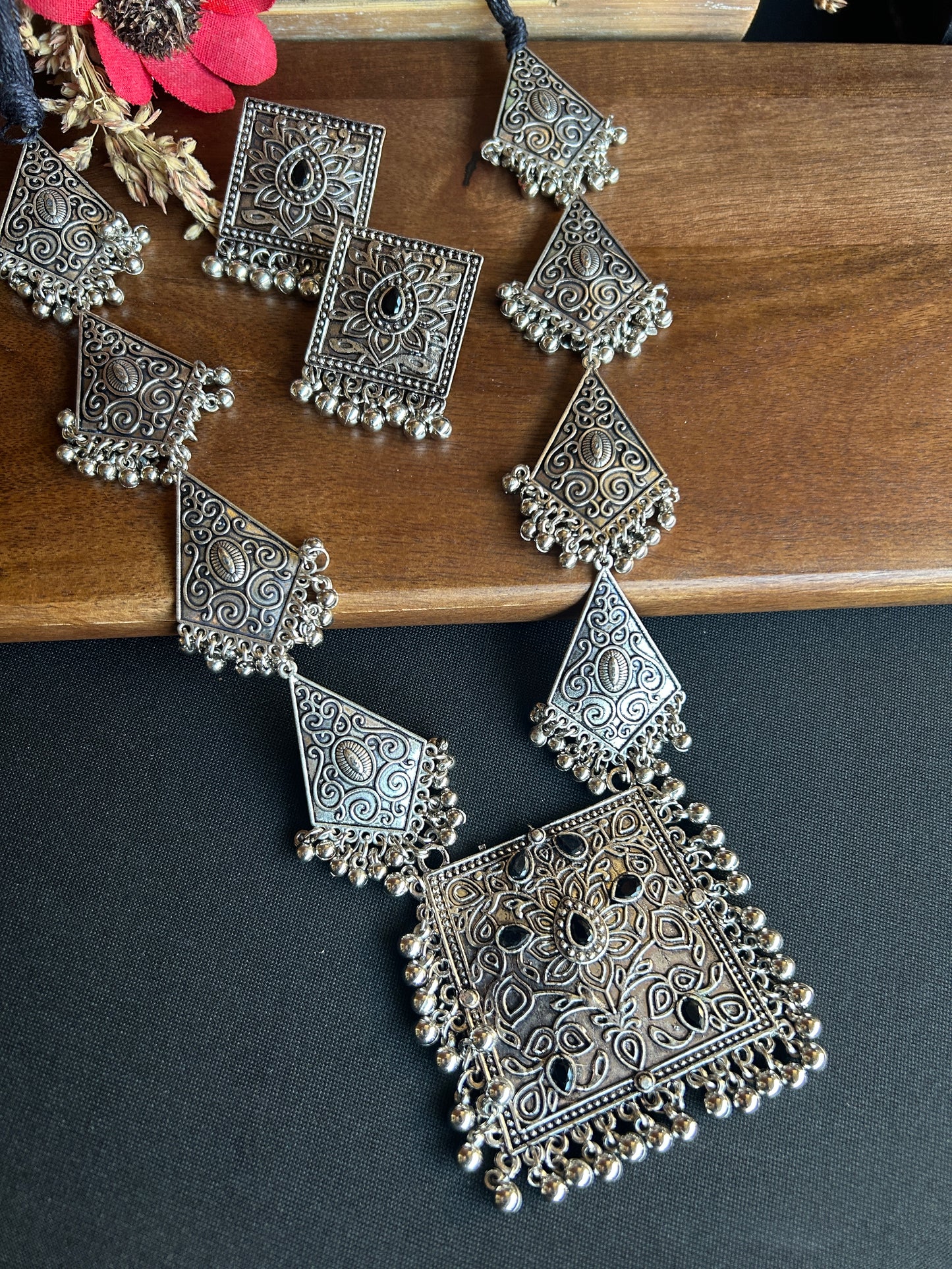 Black Silver Statement Necklace Set@Auxerra