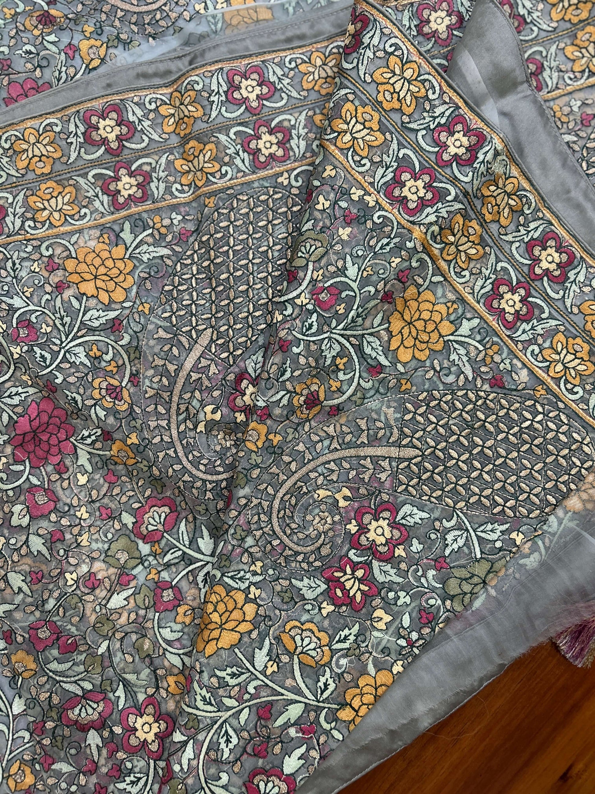 Elegant Grey & Multicolor Sapura Muslin Saree@Auxerra